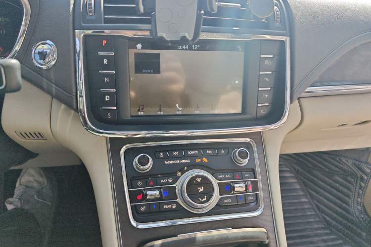 Used Lincoln Continental 2017 3.0T Four-Wheel Drive Prestige Edition Audio And AC Panel