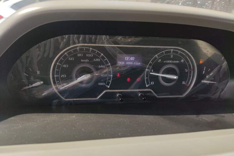 Used SAIC MAXUS Xintu V80 2021 2.0T Manual Classic City Delivery King Short Wheelbase Mid-Roof Design 3 Seats