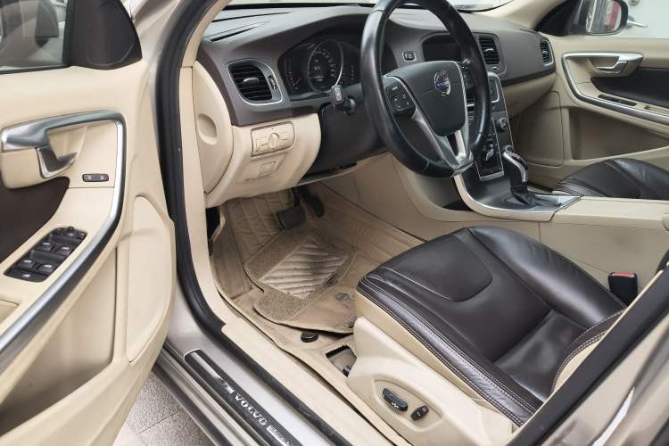 Used Volvo S60 2014 S60L 2.0T Zhiyuan Edition
