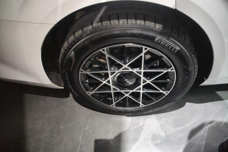 Used Zeekr 009 2024 7-Seater Aisle Version 108 kWh Right Rear Wheel Hub