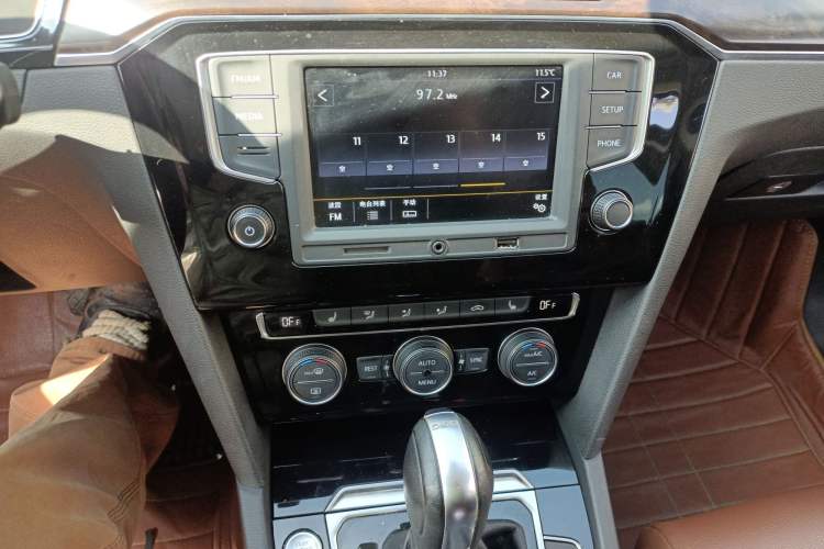 Used Volkswagen Magotan 2017 330TSI DSG Luxury Model Audio And AC Panel