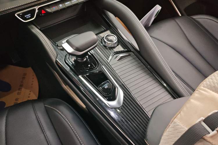 Used Geely Auto Monjaro L 2024 2.0TD DCT EVO Two-Wheel Drive Long-Range Version Gear Lever