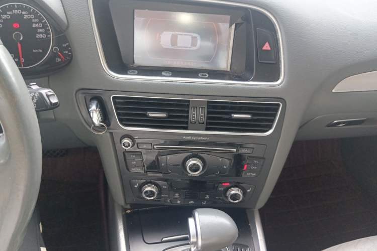Used Audi Q5 2013 40 TFSI Technology Edition Audio And AC Panel