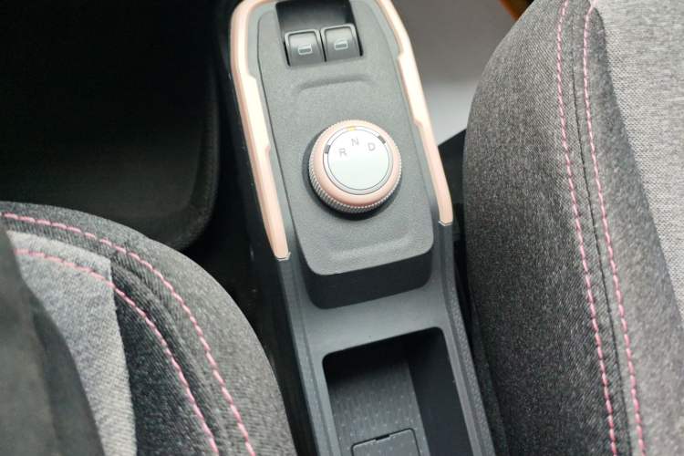 Used Chery QQ Ice Cream 2022 170km Sundae Phosphate Lithium-Ion Gear Lever