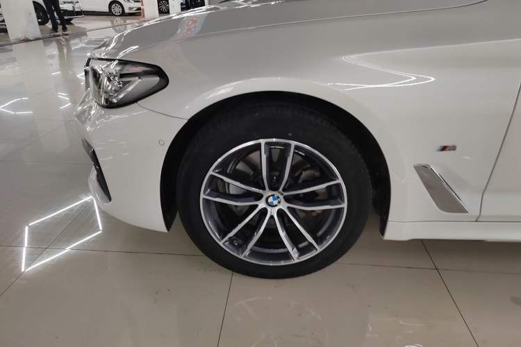 Used BMW 5 Series 2021 525Li M Sport Package Left Front Wheel Hub