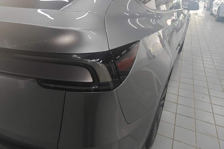 Used Tesla Model Y 2025 Rear-Wheel Drive First Edition Exterior 3