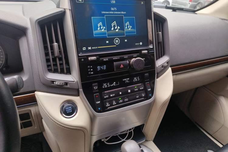 Used Toyota Land Cruiser 2018 4.6L GX-R Dual Airbags Middle East Audio And AC Panel