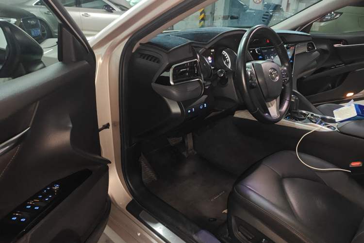 Used Toyota Camry 2019 Dual-Engine 2.5 HG Luxury Edition China VI Standard
