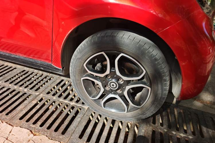 Used smart forfour 2016 0.9T 66 kW Pioneer Edition Right Front Wheel Hub