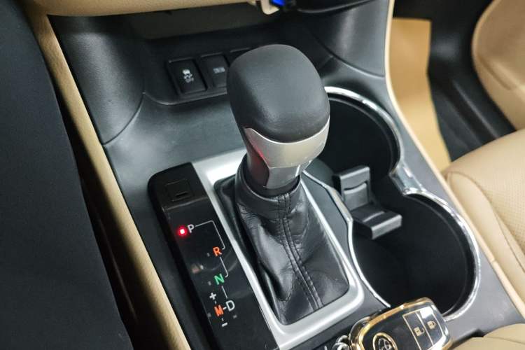 Used Toyota Highlander 2017 2.0T Four-Wheel Drive Luxury Edition 7 Seats Gear Lever