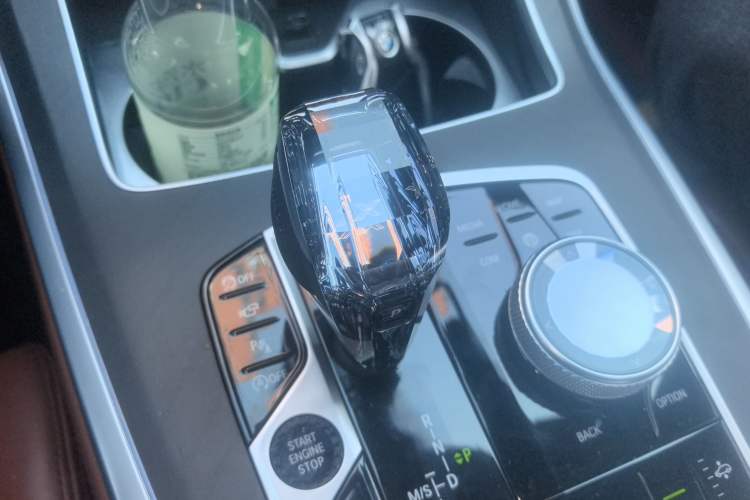 Used BMW X7 2021 Restyled xDrive40i Luxury Package with Premium Features Gear Lever