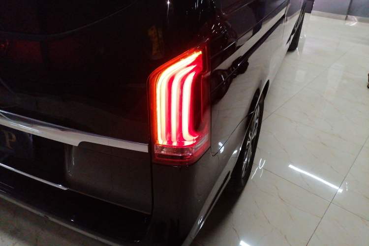 Used Mercedes-Benz V-Class 2017 V 260 Avantgarde Edition
