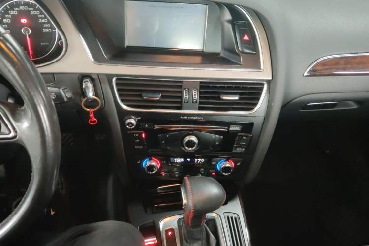 Used Audi A4L 2015 35 TFSI Automatic Comfort Model Audio And AC Panel