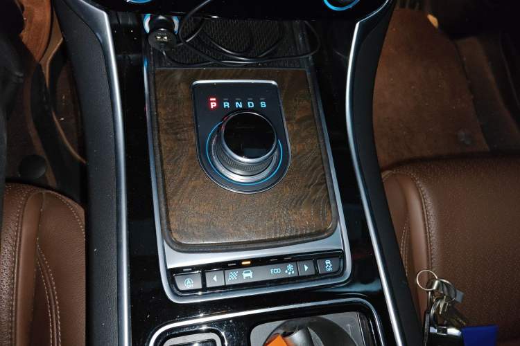 Used Jaguar XFL 2018 XFL 2.0T 250 PS Luxury Edition Gear Lever