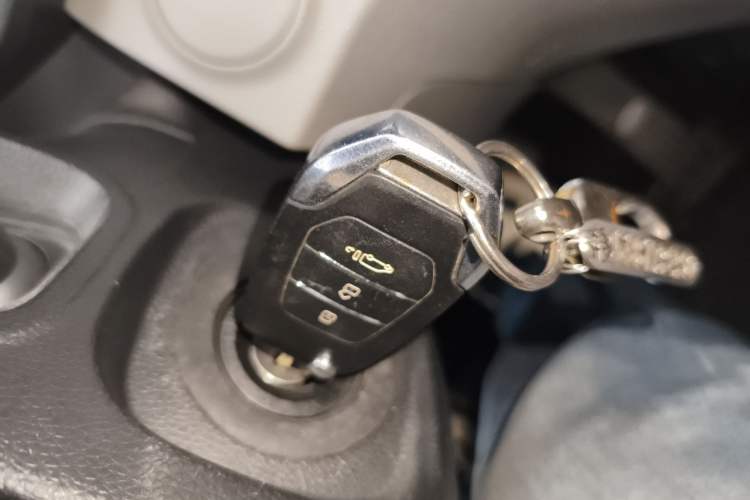 Used SAIC MAXUS Xintu V90 2022 2.0T AMT Yunjie Front-Wheel-Drive Short Wheelbase Mid-Roof Design with Single Rear Tire and 6 Seats