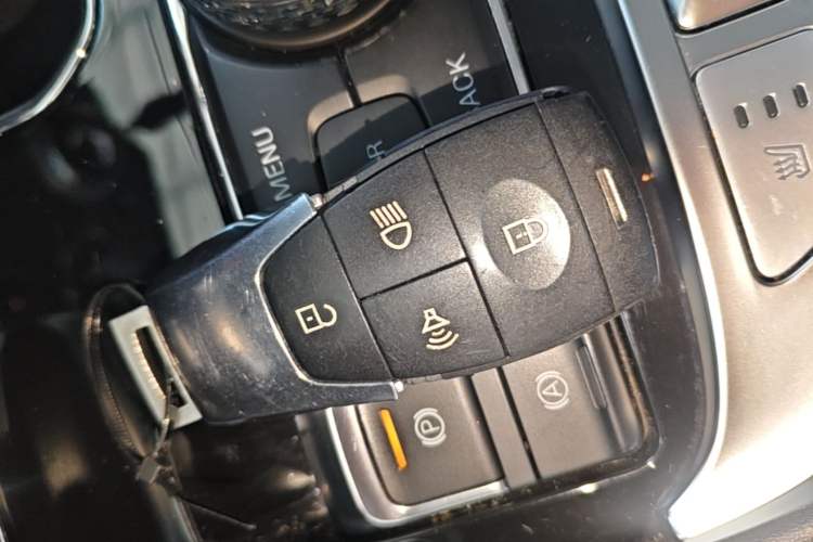 Ojetý BAIC Off-Road BJ40 2021 2.0T Automatic Four-Wheel Drive Ring the Tower Champion Edition