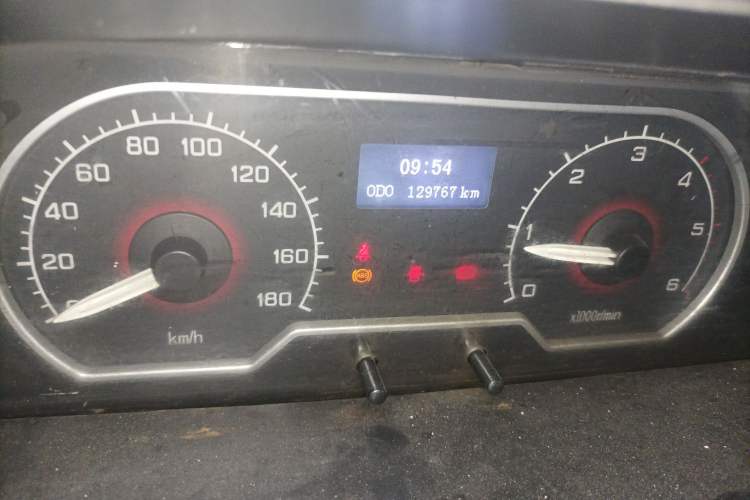 Used SAIC MAXUS Xintu V80 2017 2.5T 5-Speed Manual Aoyuntong China IV Short Wheelbase Mid-Height 5/6/10-Seater Odometer Close Up