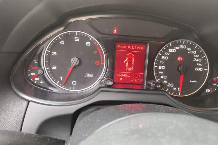 Used Audi Q5 2012 2.0TFSI Technology Model Odometer Close Up