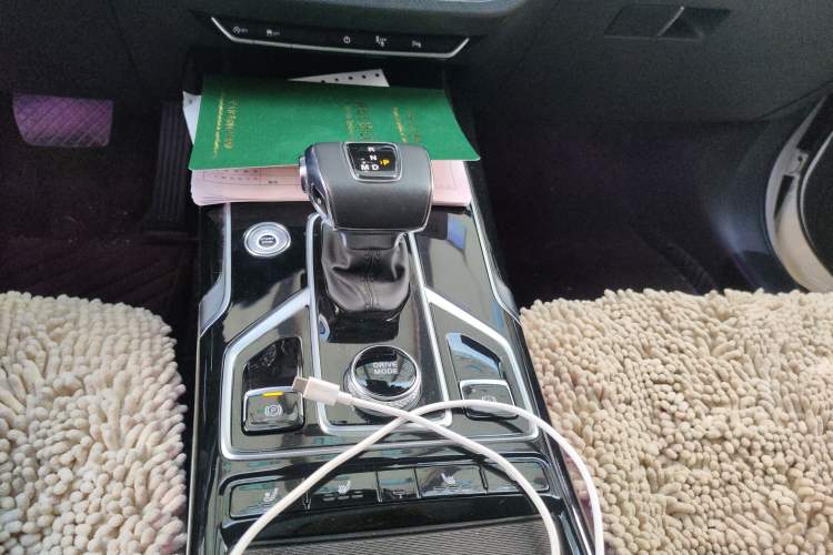 Used Hongqi HS5 2022 Facelifted Version 2.0T Smart Connect Flagship All-Wheel-Drive Edition Gear Lever