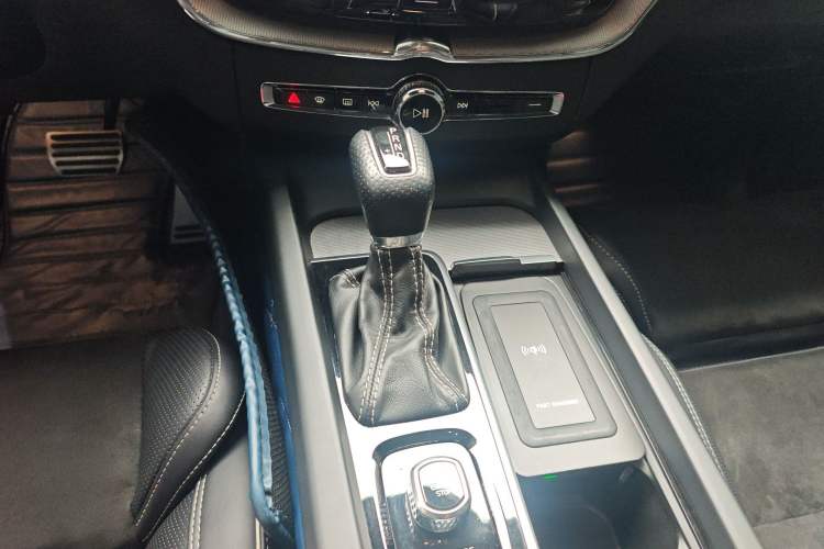 Used Volvo XC60 2018 T5 4x4 Smart & Sporty Edition Gear Lever