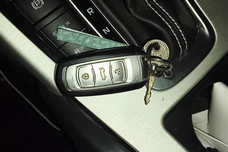 Used Geely Auto Emgrand X7 Sport 2018 1.8TD Automatic Two-Wheel Drive Smart Connect 4G Internet Edition
