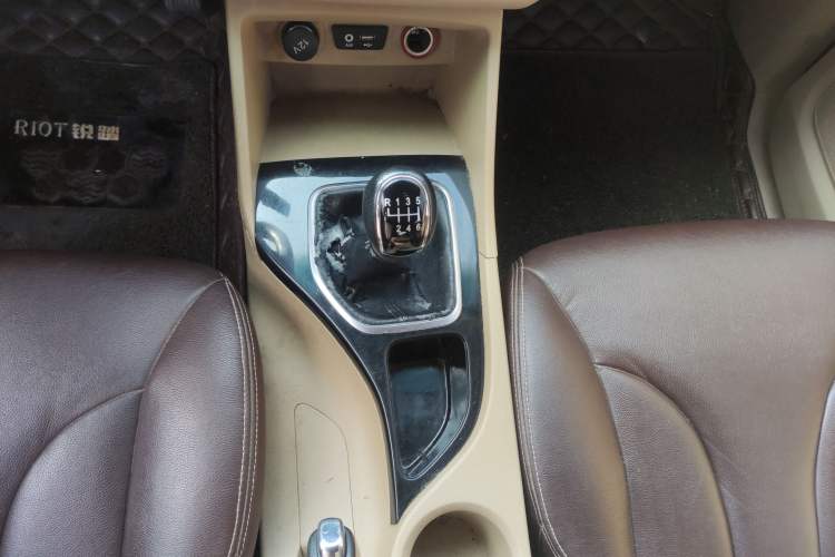 Used Baojun 730 2017 1.5T Manual Fashion Version 7 Seats China V Emission Standard Gear Lever