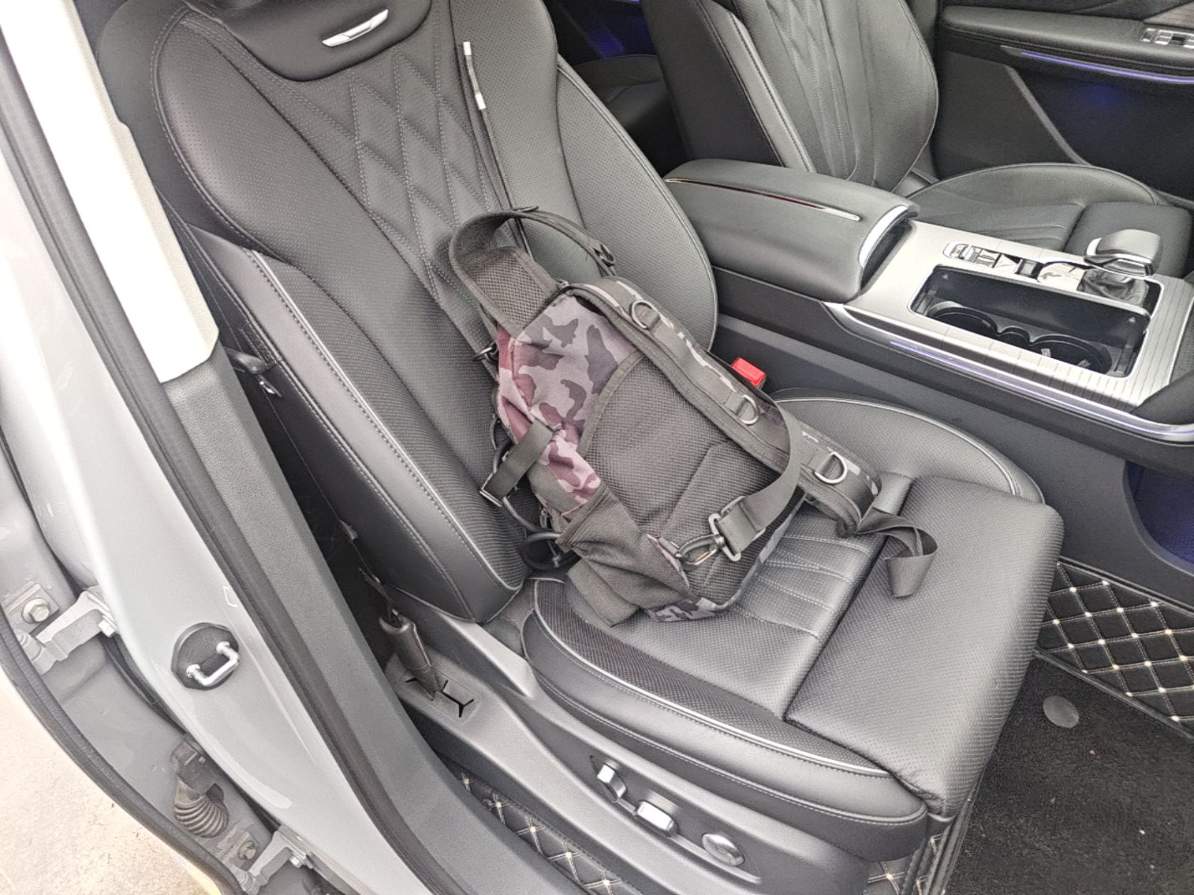 Hongqi HS7 PHEV 2024 2.0T PHEV Four-Wheel-Drive Flagship Edition 6 Seats — снимка 19