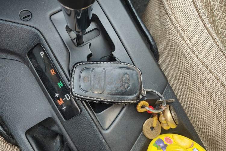 Used Toyota RAV4 2019 2.0L CVT Two-Wheel Drive Luxury Version China VI Standard Vehicle Key