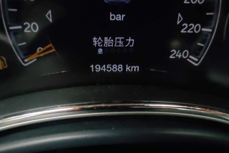 Used Jeep Grand Cherokee 2015 3.6L Luxury Navigation Edition Odometer Close Up