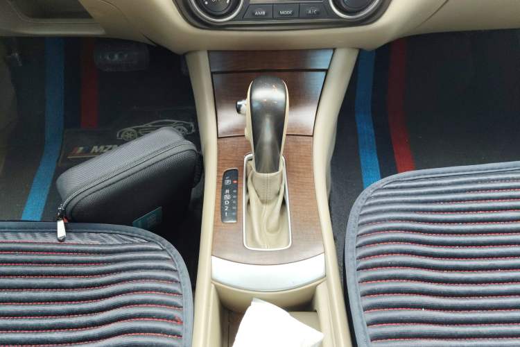 Used Nissan Sylphy 2009 1.6XL Automatic Luxury Sunroof Edition Gear Lever