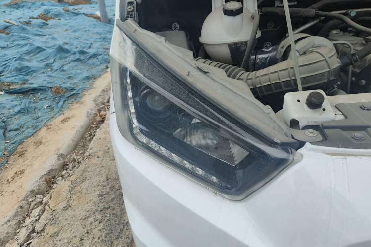 Used JMC Transit 2019 2.8T Commercial Version Long Wheelbase Mid-Roof 6-Seater Rear Single Tire China VI Emission Standard – JX493 Right Front Headlight