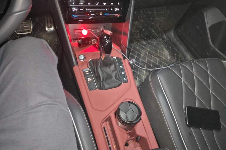 Used Volkswagen Tiguan L 2025 Model Outstanding Version 330TSI Automatic Two-Wheel Drive R-Line Longyao Edition Gear Lever