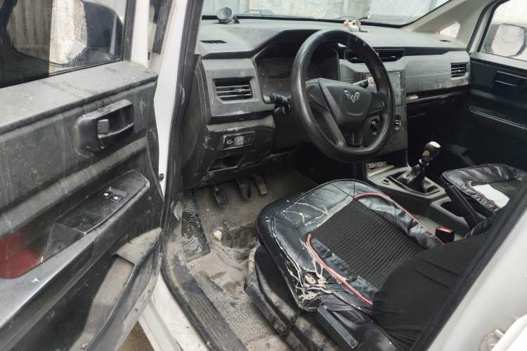 Used Wuling Hongguang PLUS 2019 1.5T Manual Standard Version 7 Seats
