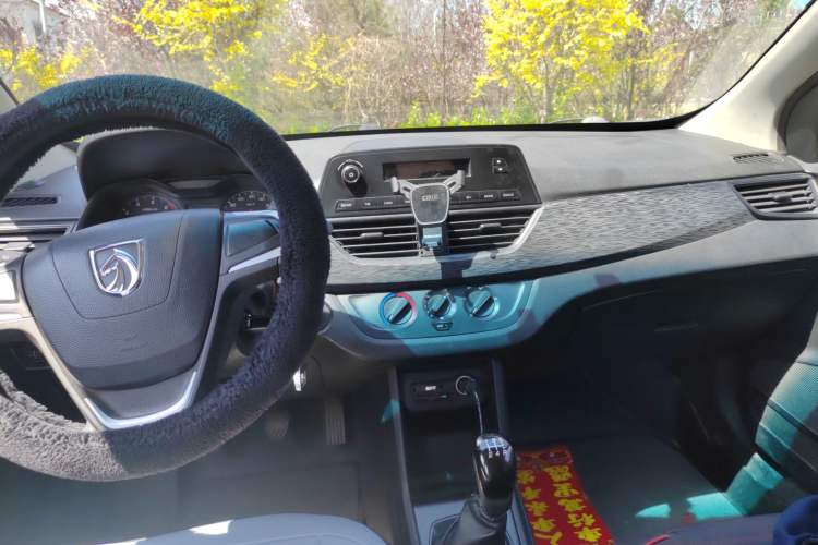 Used Baojun 310 2016 1.2L manual Comfort trim level Audio And AC Panel