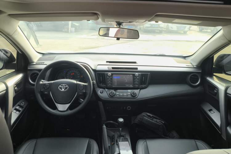 Used Toyota RAV4 2016 2.0L CVT Two-Wheel Drive Fashion Edition China V Standard
