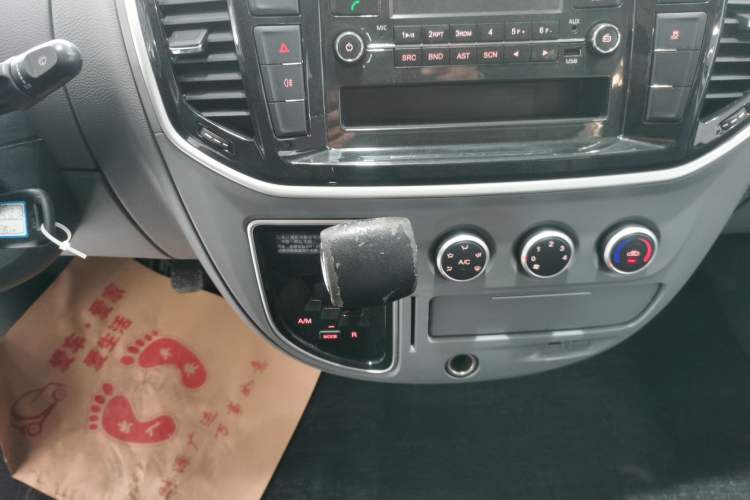 Used SAIC MAXUS Xintu V80 2018 2.5T AMT Aoyuntong Long Wheelbase Mid-Roof 7/10-Seater Gear Lever