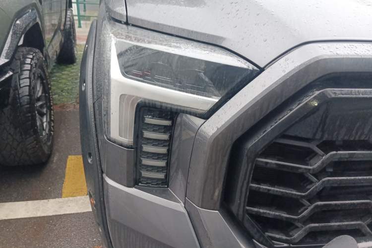 Used Toyota Tundra  Right Front Headlight