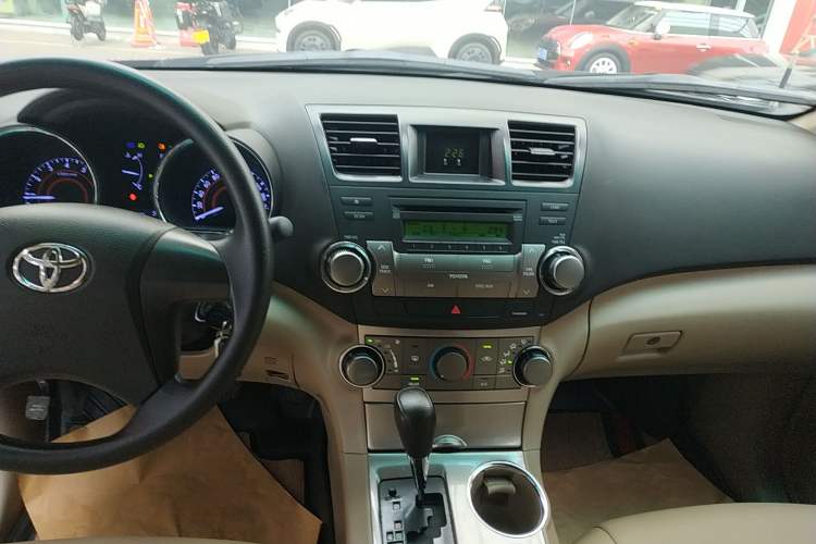 Used Toyota Highlander 2012 2.7L Two-Wheel Drive 7-Seater Elite Edition Audio And AC Panel