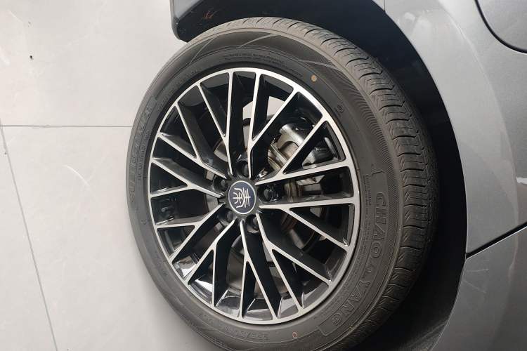 Used BYD Qin L 2025 DM-i Smart Drive 120KM Excellence Model Right Rear Wheel Hub