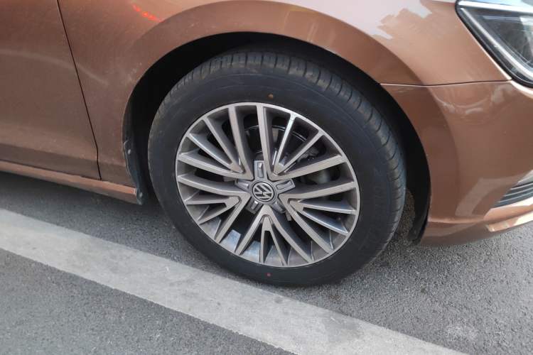 Used Volkswagen Lamando 2015 280TSI DSG Luxury Edition Right Front Wheel Hub