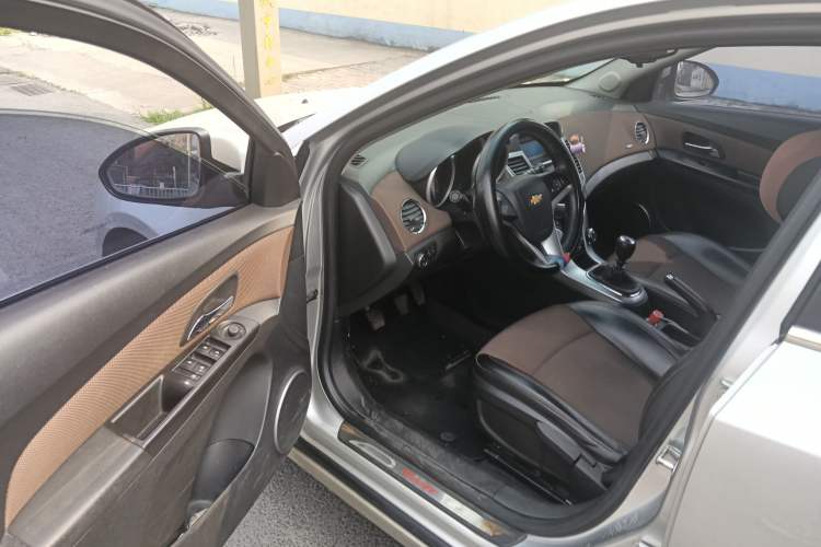 Used Chevrolet Cruze 2013 Hatchback 1.6L Manual Luxury Model
