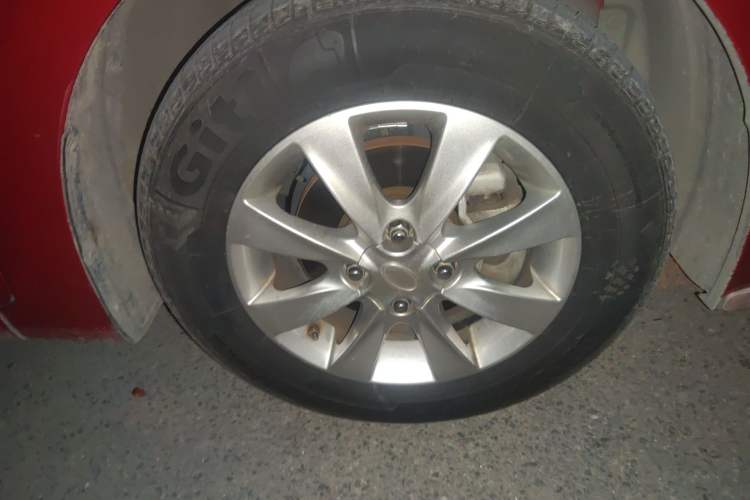 Used Hyundai Verna (older generation) 2014 1.4L Manual Smart GLS Trim Right Front Wheel Hub
