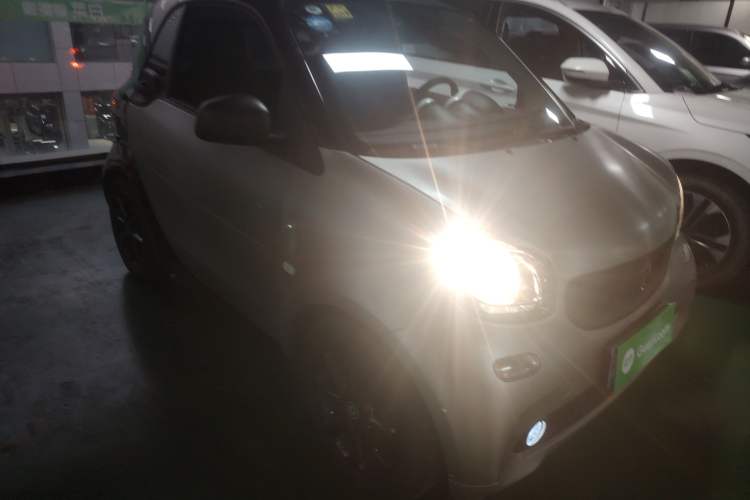 Used smart fortwo 2015 1.0L 52 kW hardtop Dynamic version