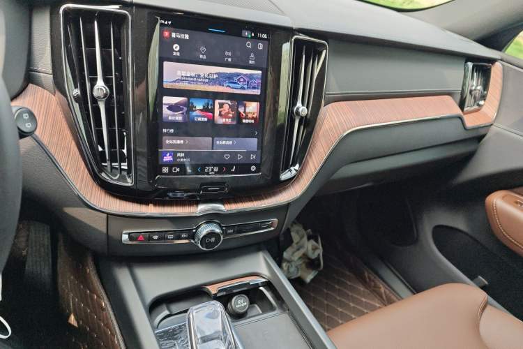 Used Volvo XC60 2025 B5 Four-Wheel Drive Smart & Advanced Luxury Edition Audio And AC Panel