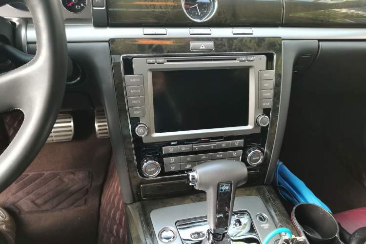 Used Volkswagen Phaeton 2009 4.2L V8 4-Seater Extended Executive Edition Audio And AC Panel