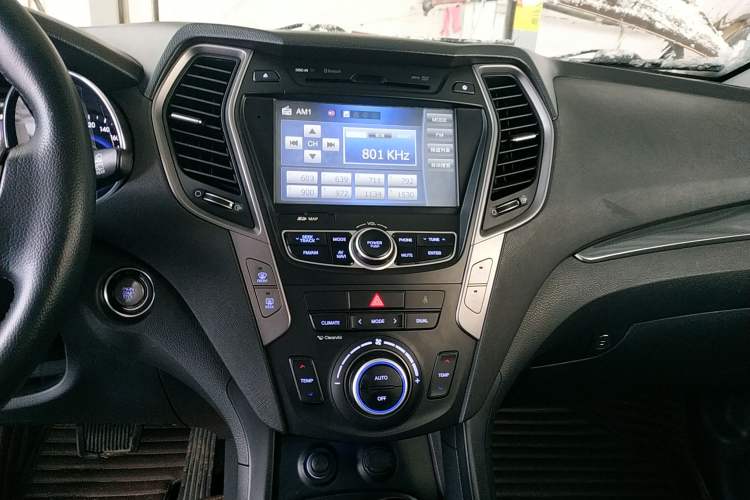 Used Hyundai Santa Fe 2015 2.4L Automatic All-Wheel Drive Smart Version 5 Seats