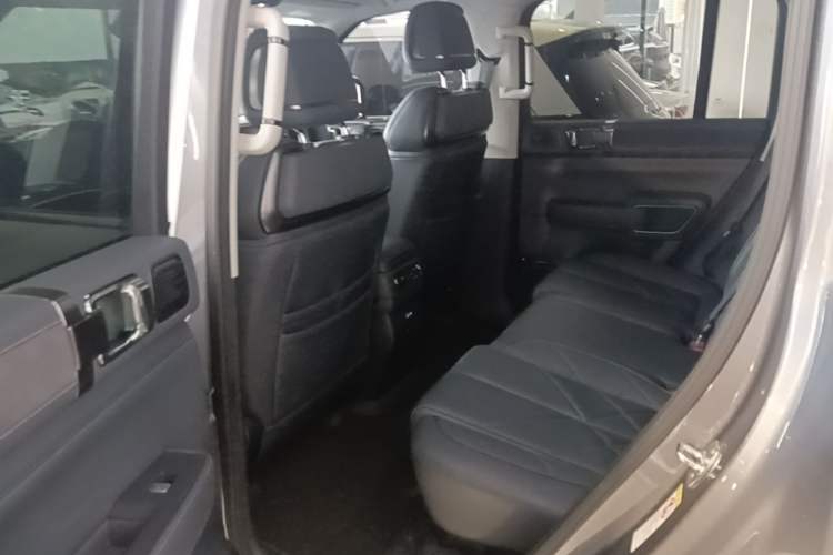 Used Formula Leopard 5 2023 Navigator Edition
