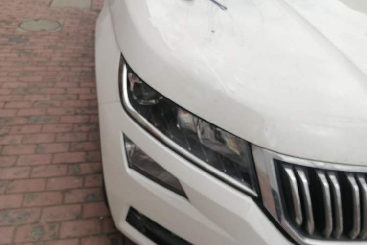 Used Skoda Kodiaq 2019 Restyled TSI330 7-Seater Two-Wheel Drive Comfort Edition China VI Standard Right Front Headlight