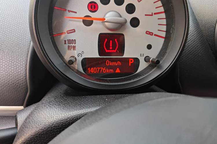 Used MINI Countryman 2011 1.6L COOPER Fun Odometer Close Up