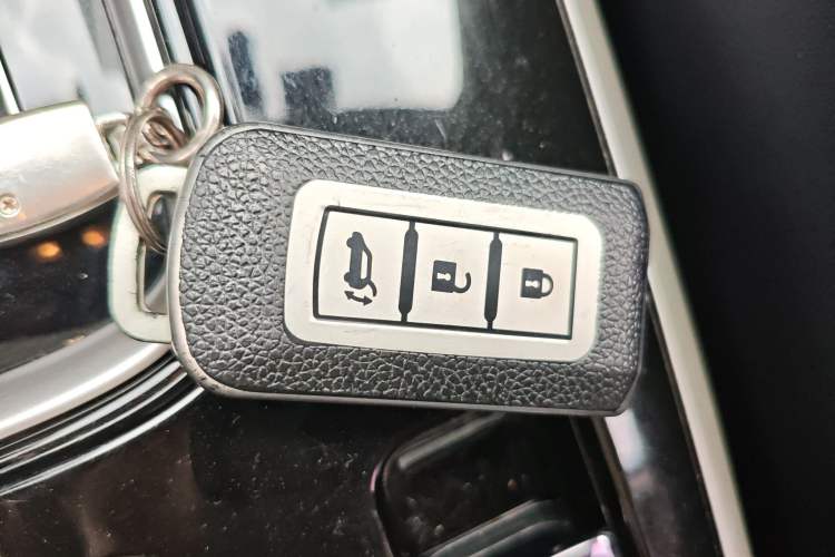 Used Mitsubishi Outlander 2019 2.4L 4x4 Zhi Xiang Edition 7 Seats China VI Standard